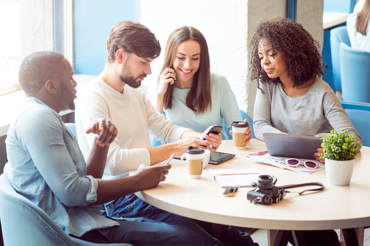 Quatre personnes discutent autour d'une table